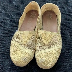 Adorable sunny yellow lace Toms